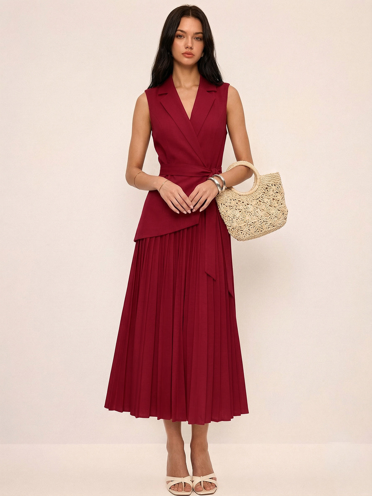 Ärmelloses plissiertes Blazer-Kleid mit Gürtel