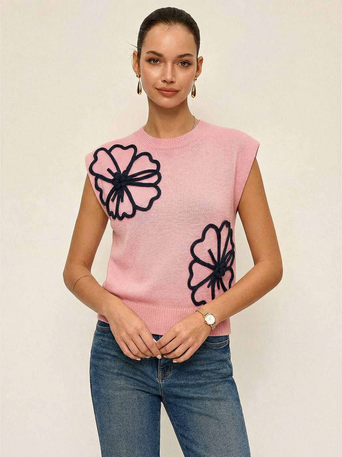Gestrickte Weste mit floraler 3D-Applikation