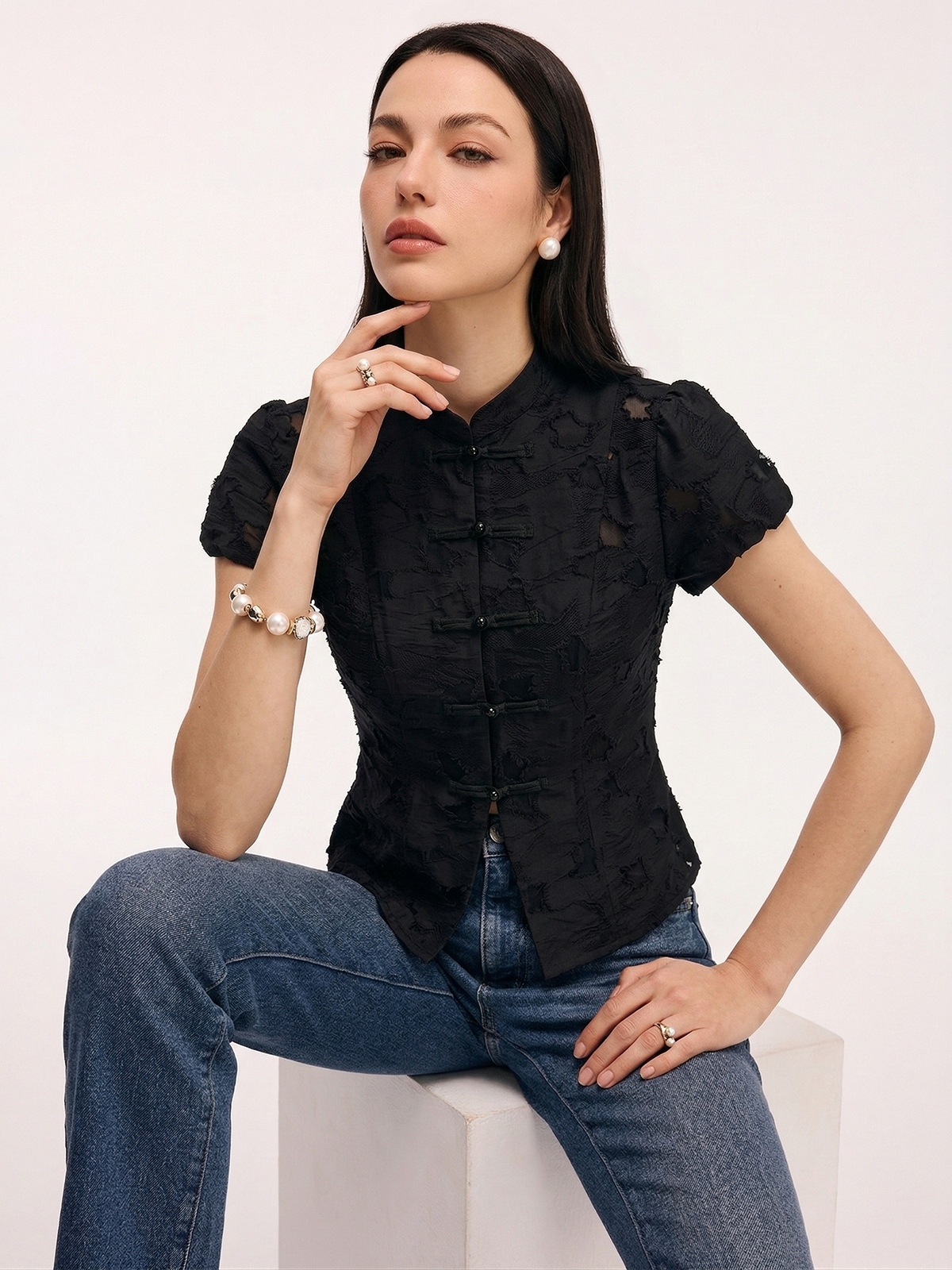 Bluse mit Froschknopf, Mandarin-Kragen und Textur