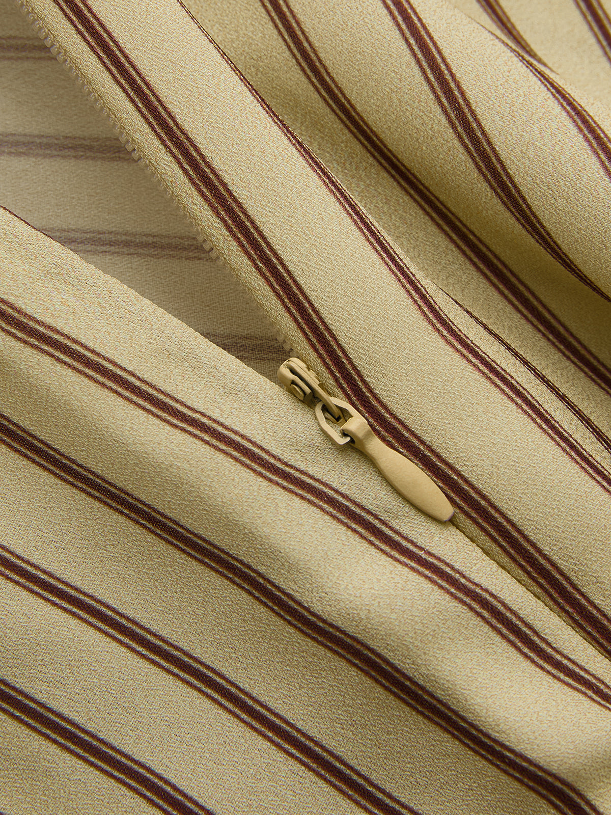 Robe à col bénitier rayée avec fond de robe à fines bretelles
