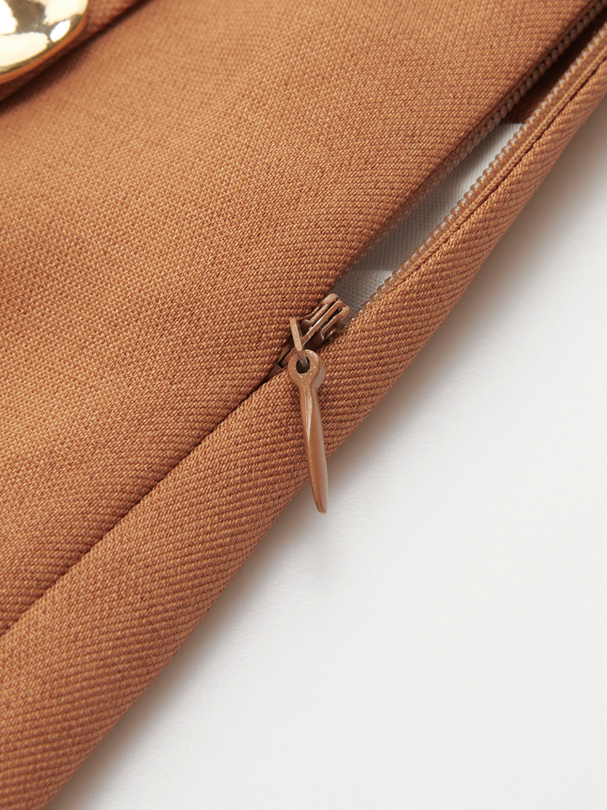 Taillierte Shorts mit mittelhohem Bund und Metalldetail