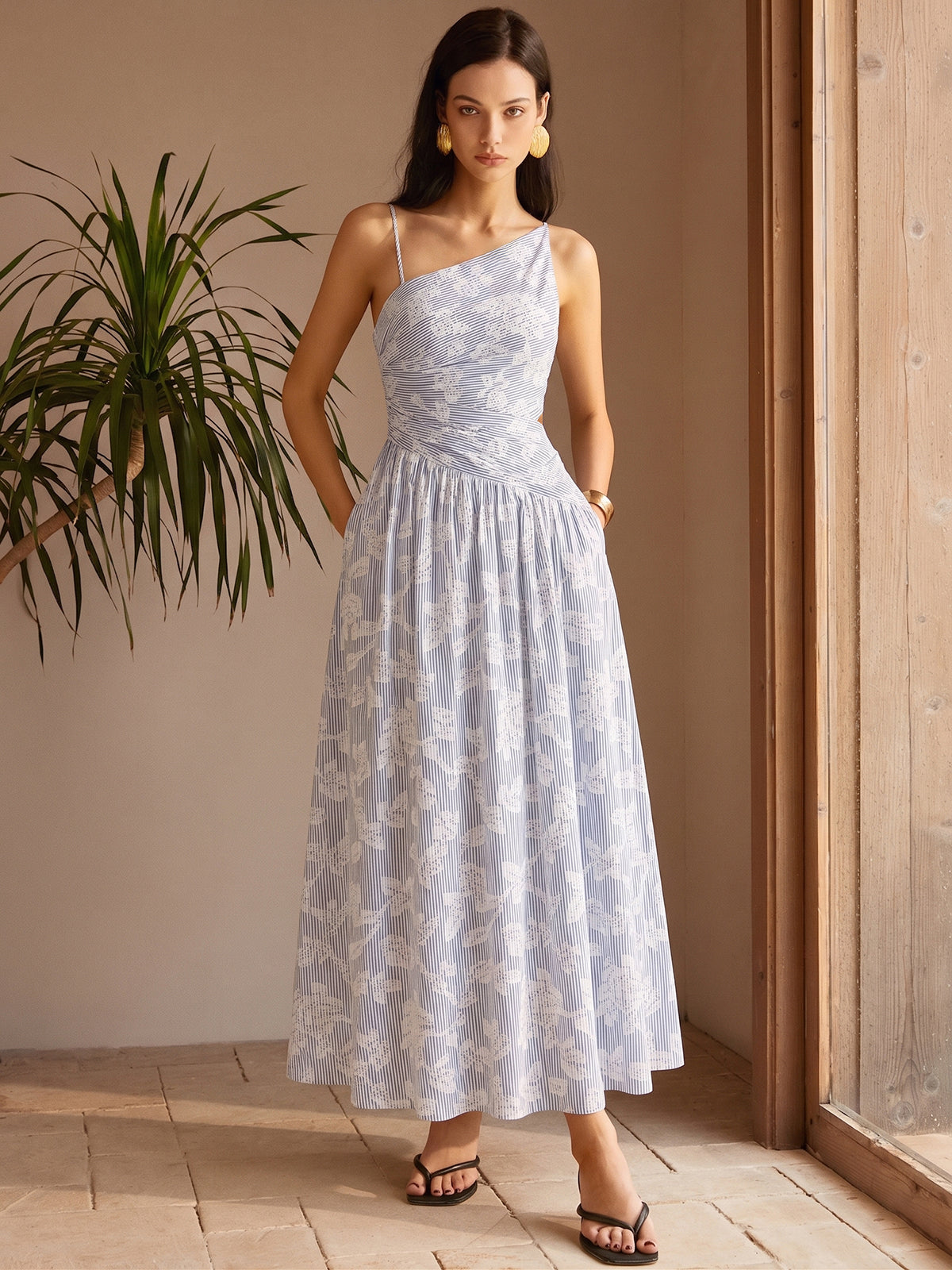 Robe longue asymétrique brodée de fleurs et rayée