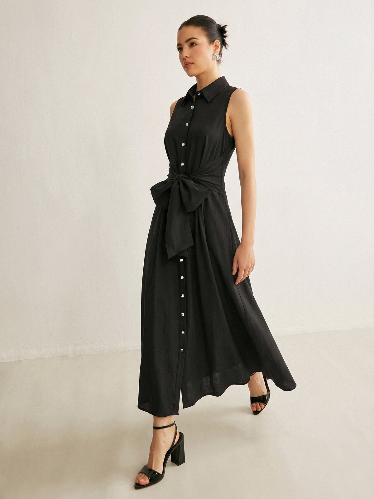 Ärmelloses Hemdkleid mit Bindegürtel