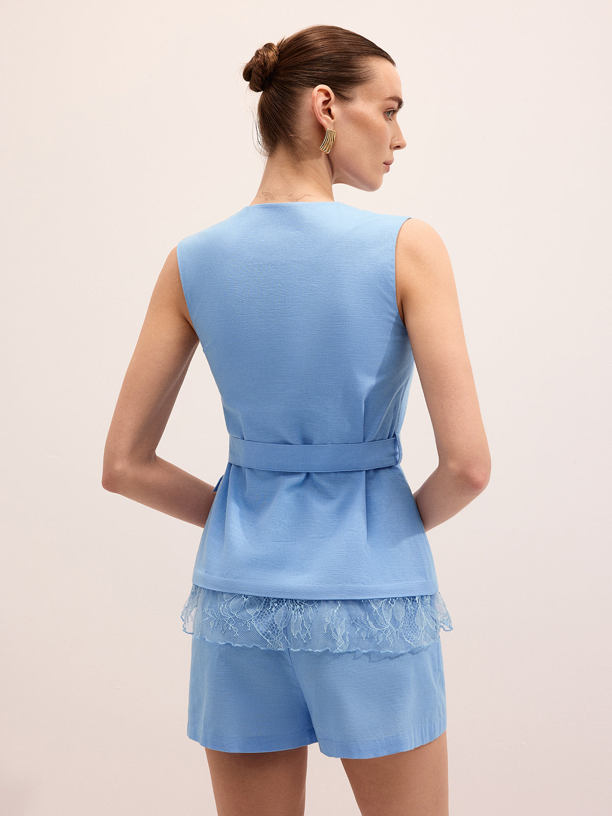 Set aus Weste und Shorts aus Baumwollleinen mit Gürtel