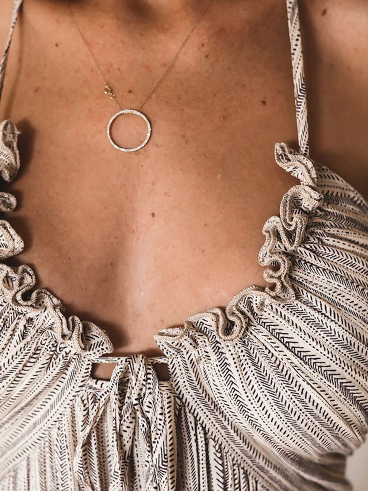 Robe longue dos nu à col en U et bretelles halter 