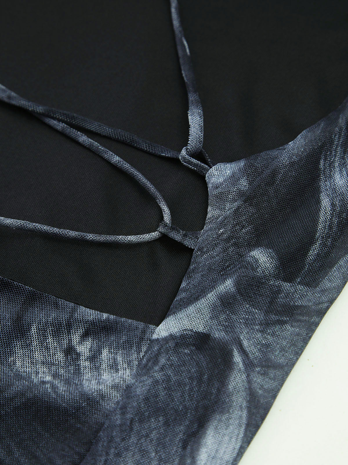 Robe courte asymétrique à imprimé croisé 