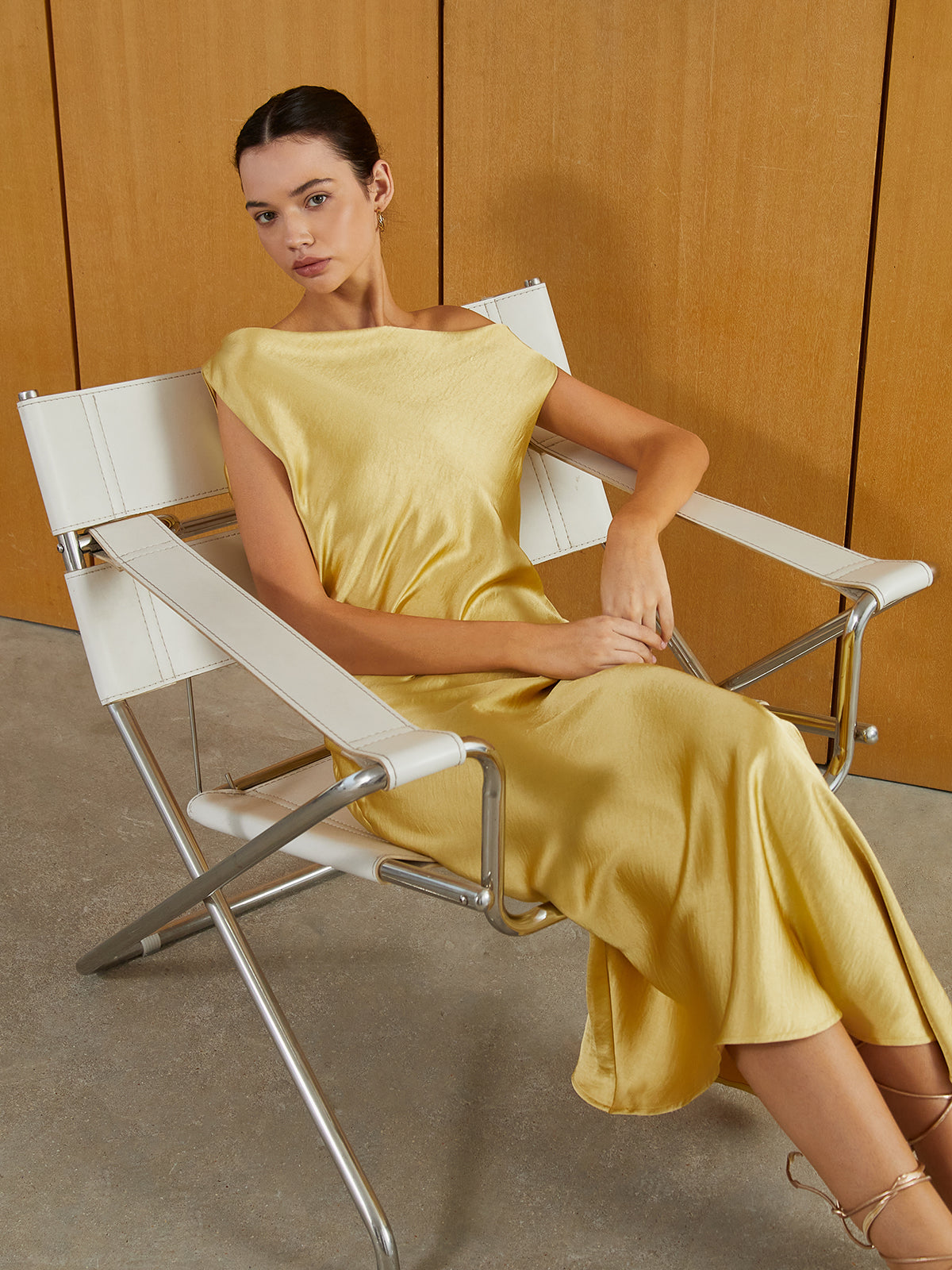 Robe longue sans manches dos nu en satin 