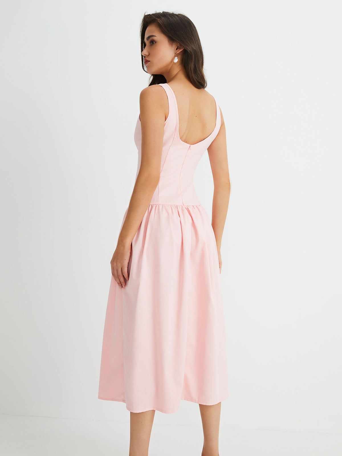 Robe midi plissée sans manches à plusieurs boutons 