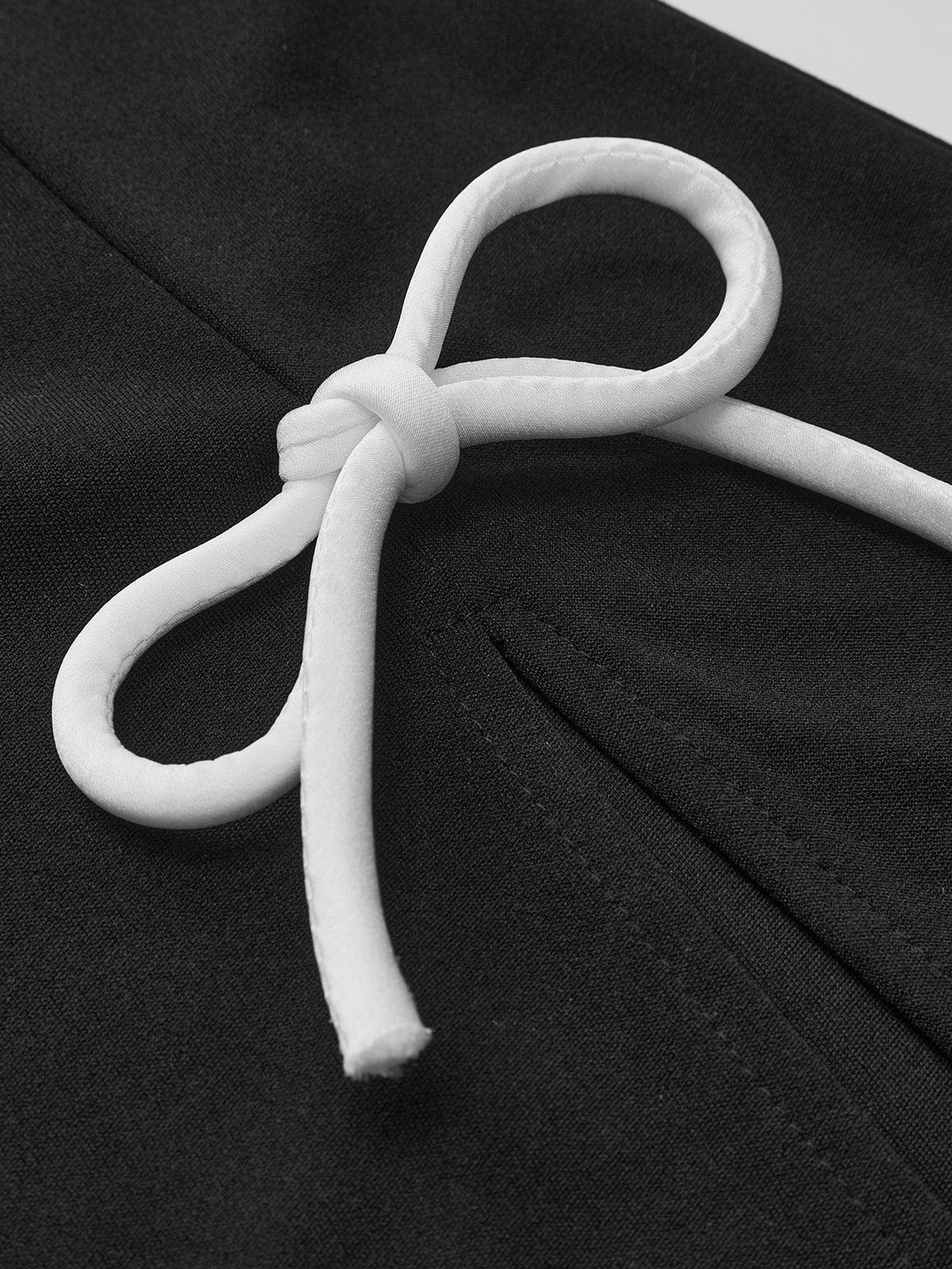 Robe courte fendue sur le côté avec nœud 