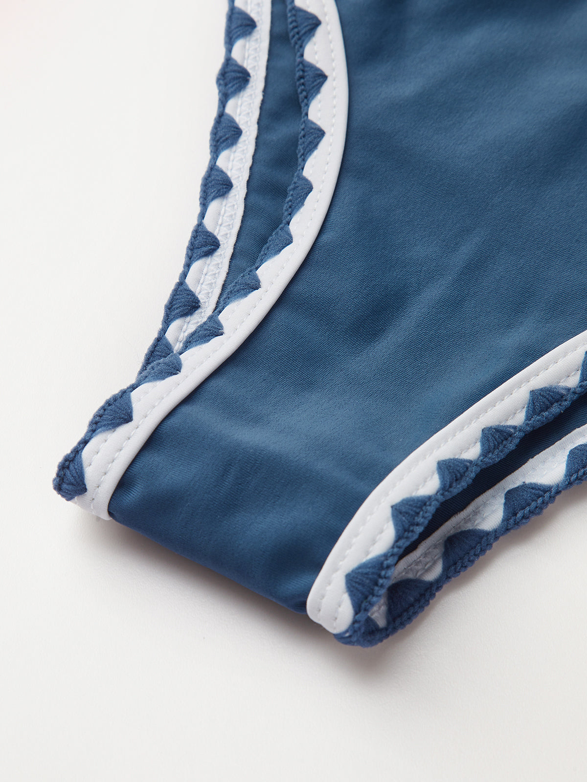 Bikini-Set mit kontrastfarbenem Besatz und Knoten