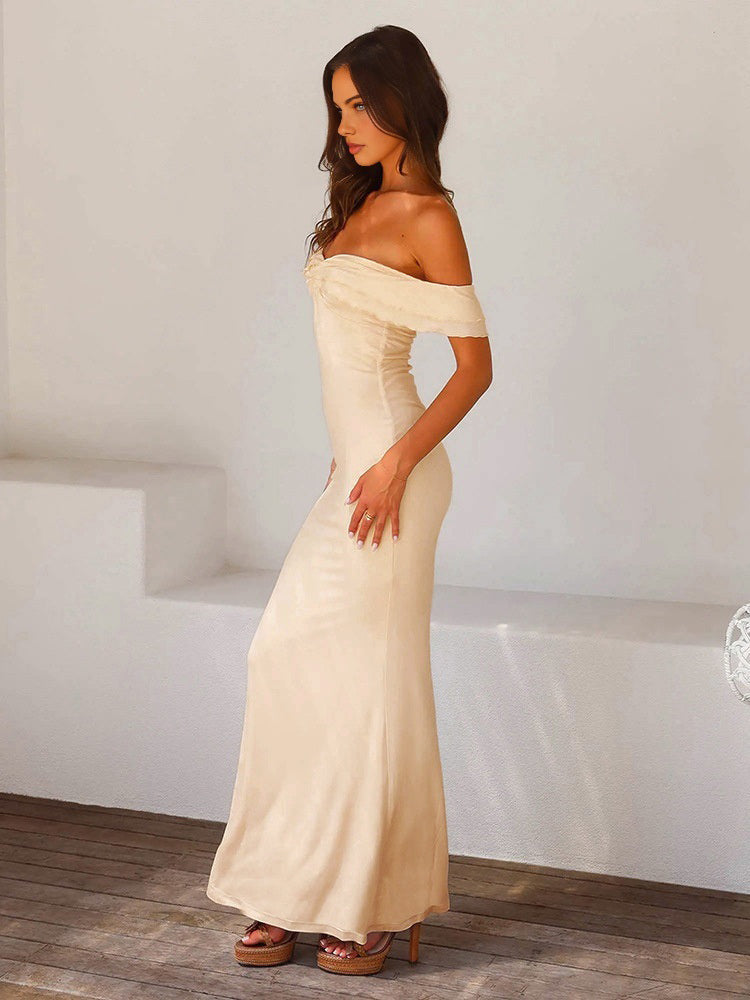 Robe longue en satin à volants épaules dénudées 