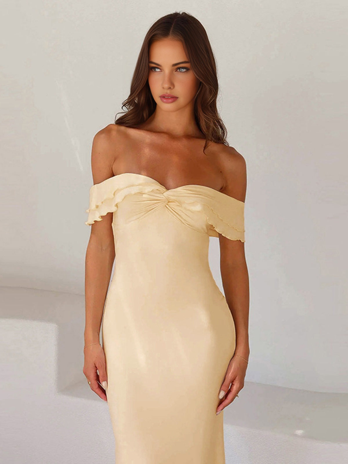 Robe longue en satin à volants épaules dénudées 