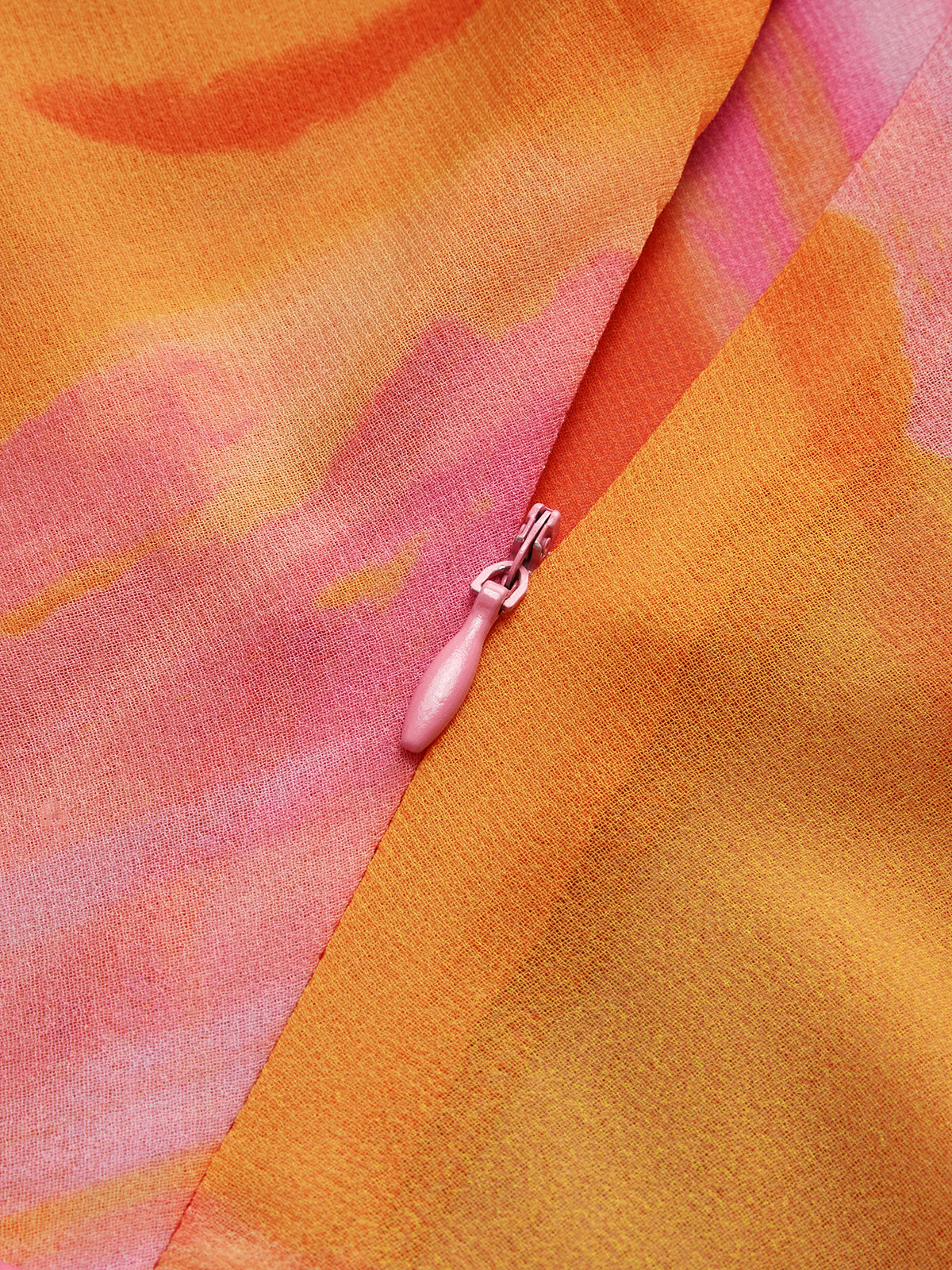 Robe courte semi-transparente dos nu à imprimé tie-dye 