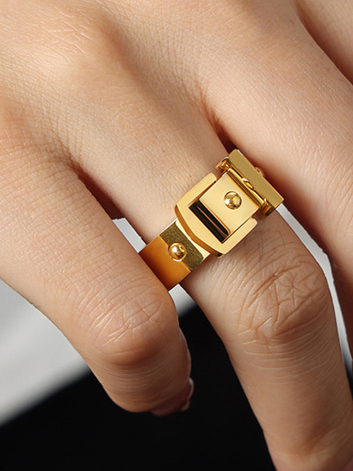 Goldener Ring mit Schnalle 