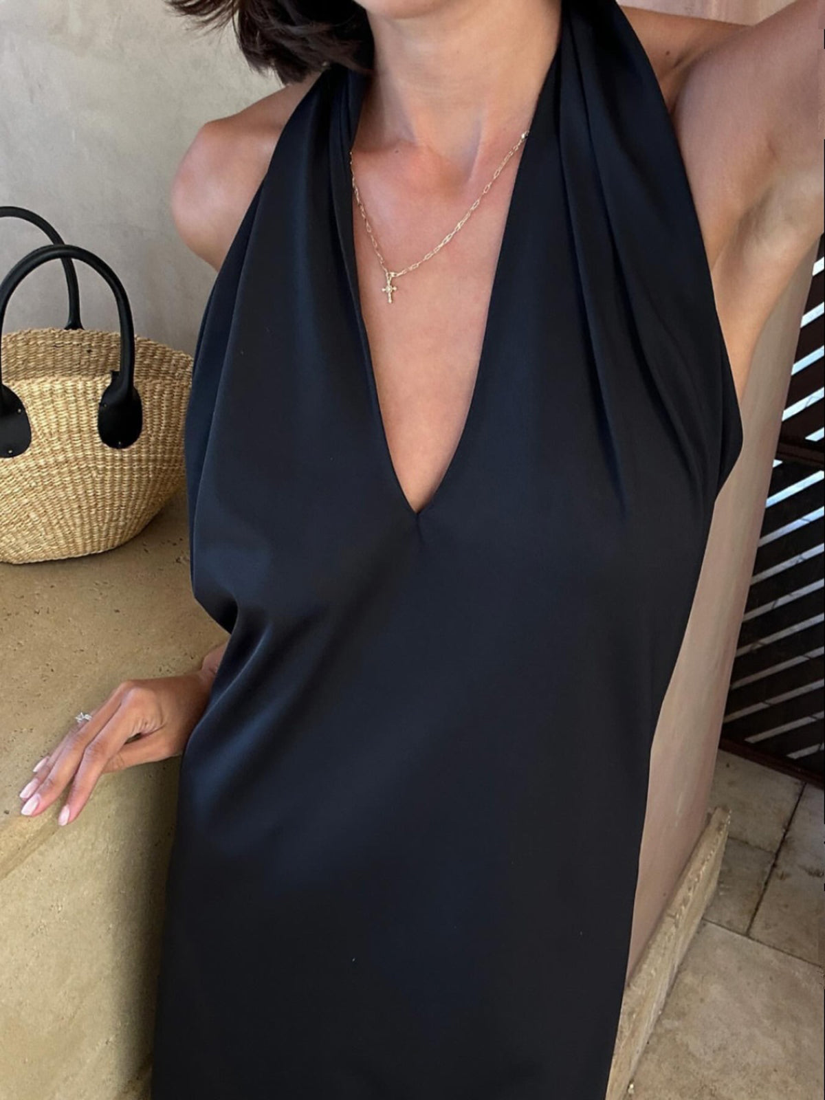 Robe longue en satin dos nu à bretelles 