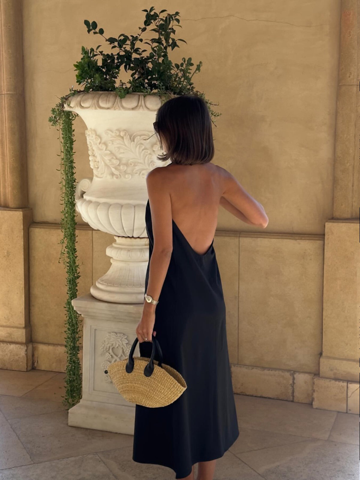 Robe longue en satin dos nu à bretelles 