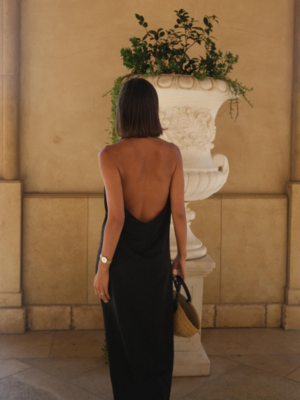 Robe longue en satin dos nu à bretelles 