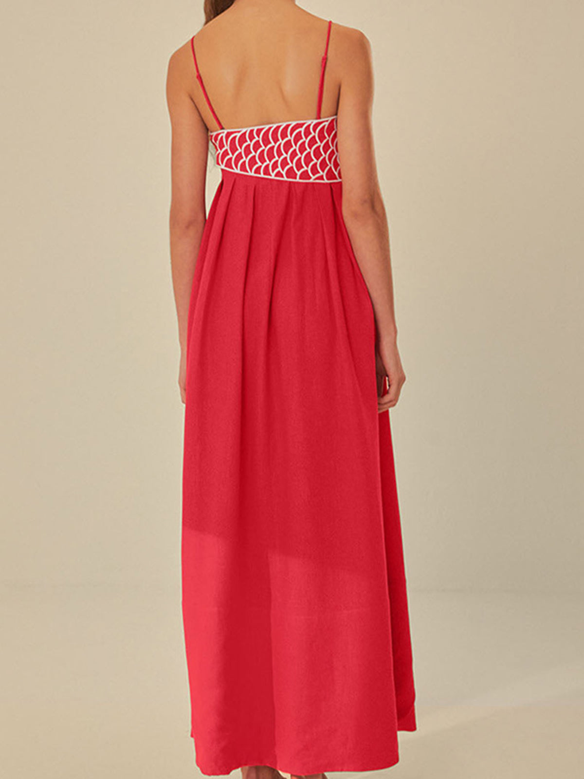 Robe à bretelles semi-transparente brodée de poissons 