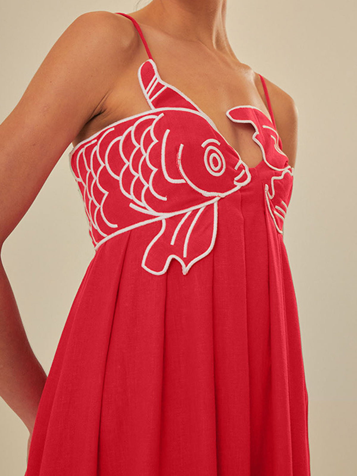 Robe à bretelles semi-transparente brodée de poissons 