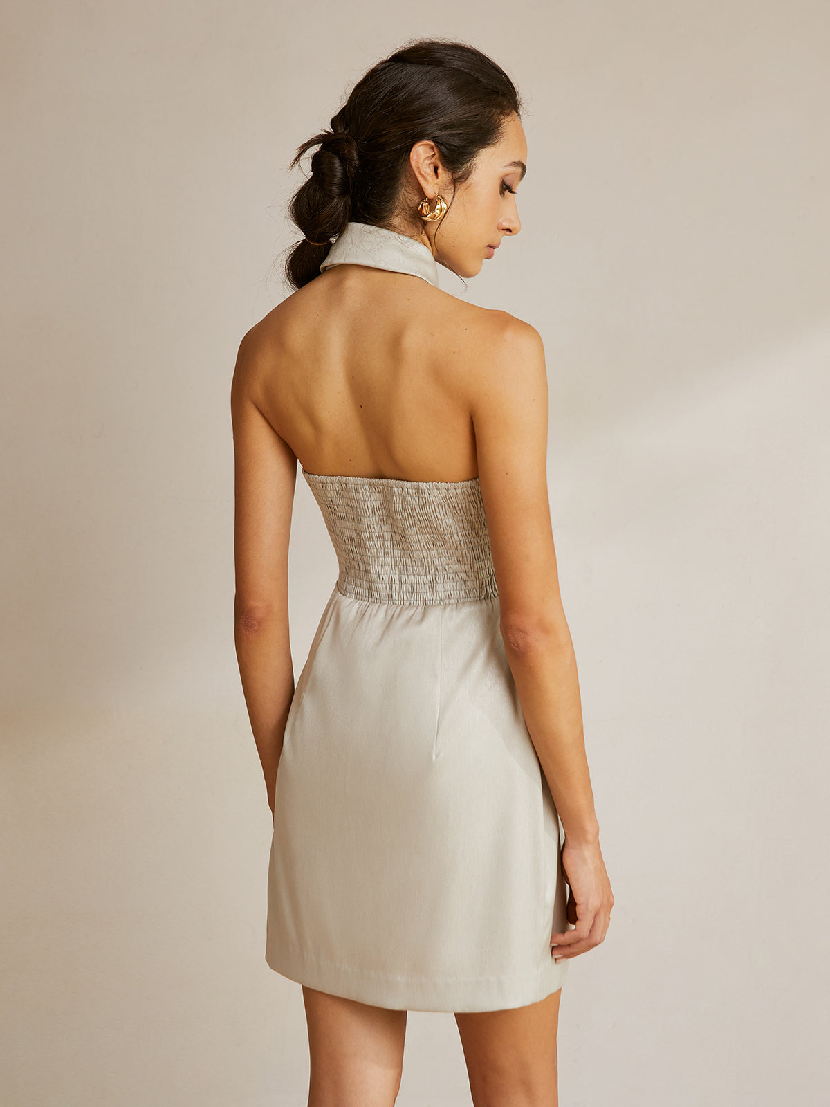 Robe courte dos nu à bretelles croisées 