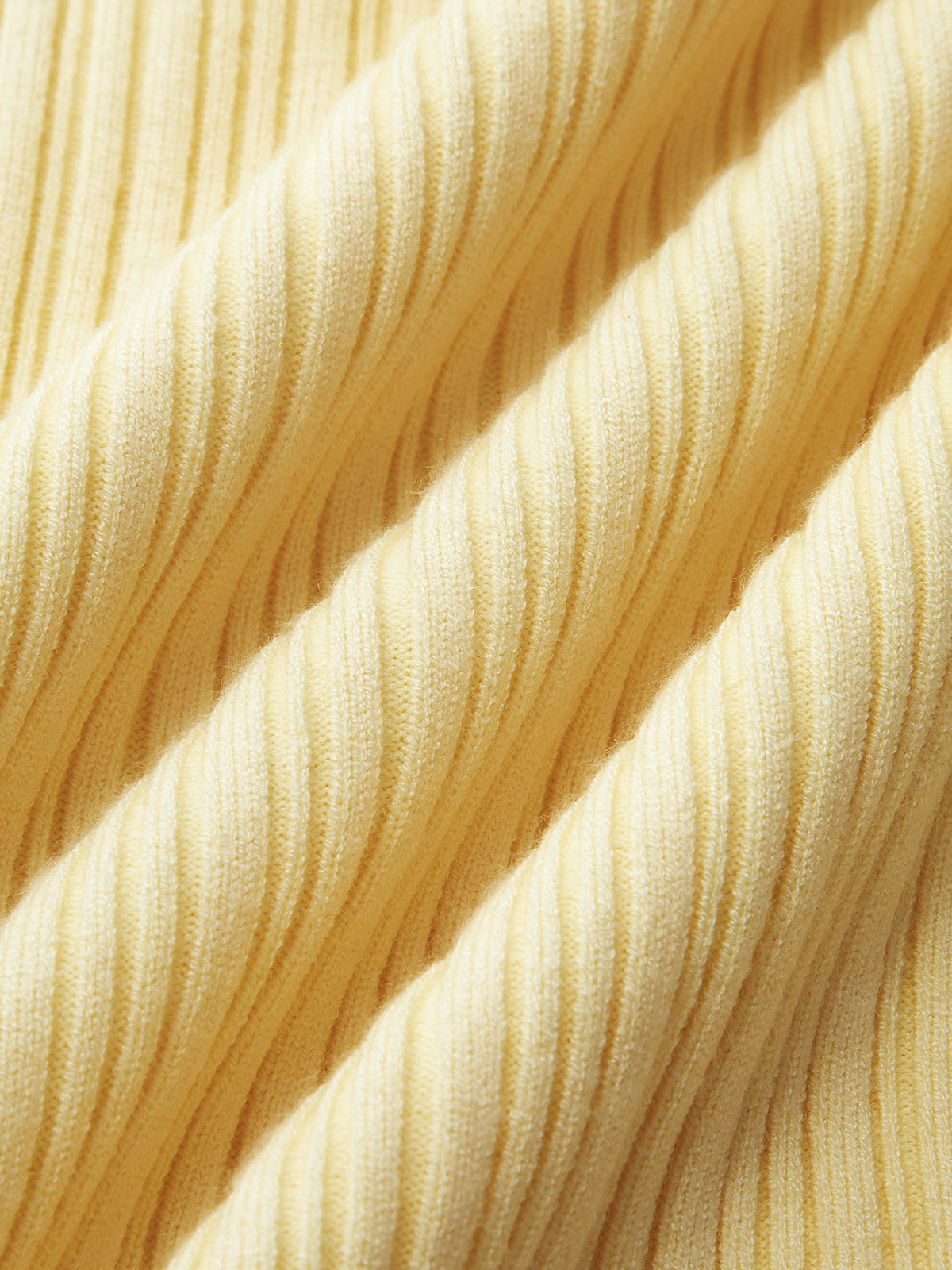 Robe courte en maille à col et coupe ajustée avec bouton métallique 