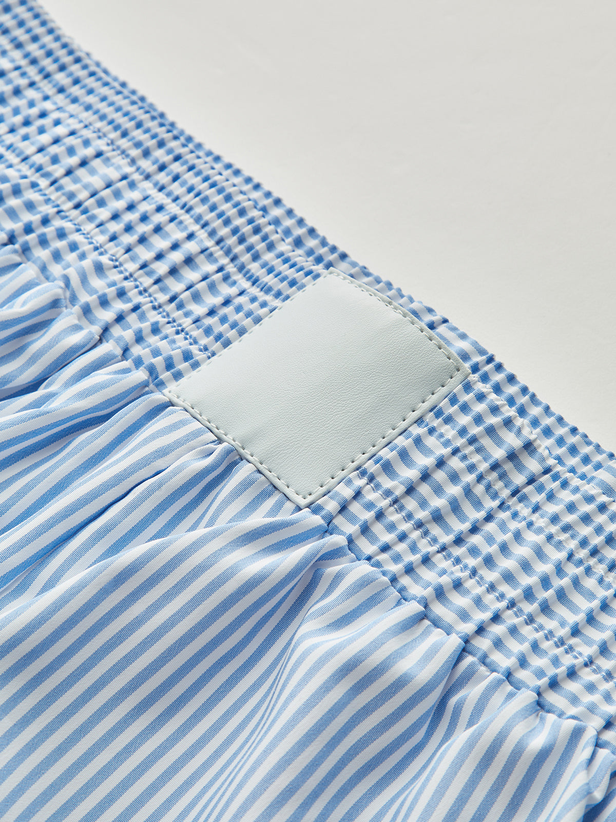 Dünne Shorts mit Nadelstreifen 