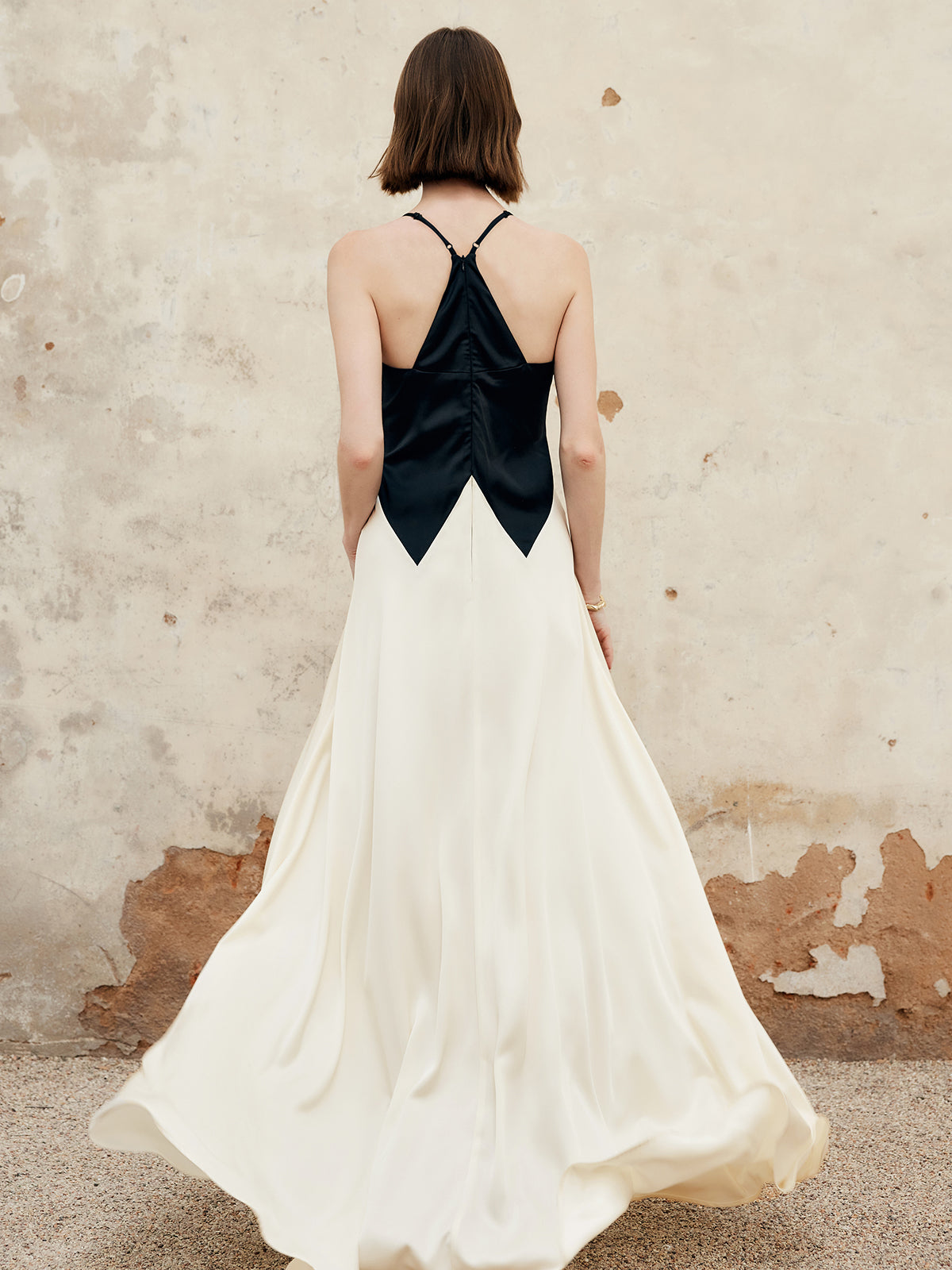 Robe longue à bretelles fines plissée et découpes, color block 