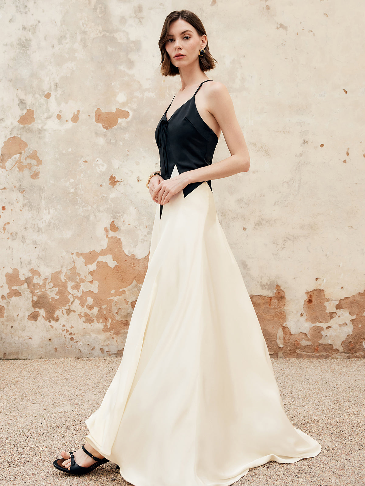 Robe longue à bretelles fines plissée et découpes, color block 