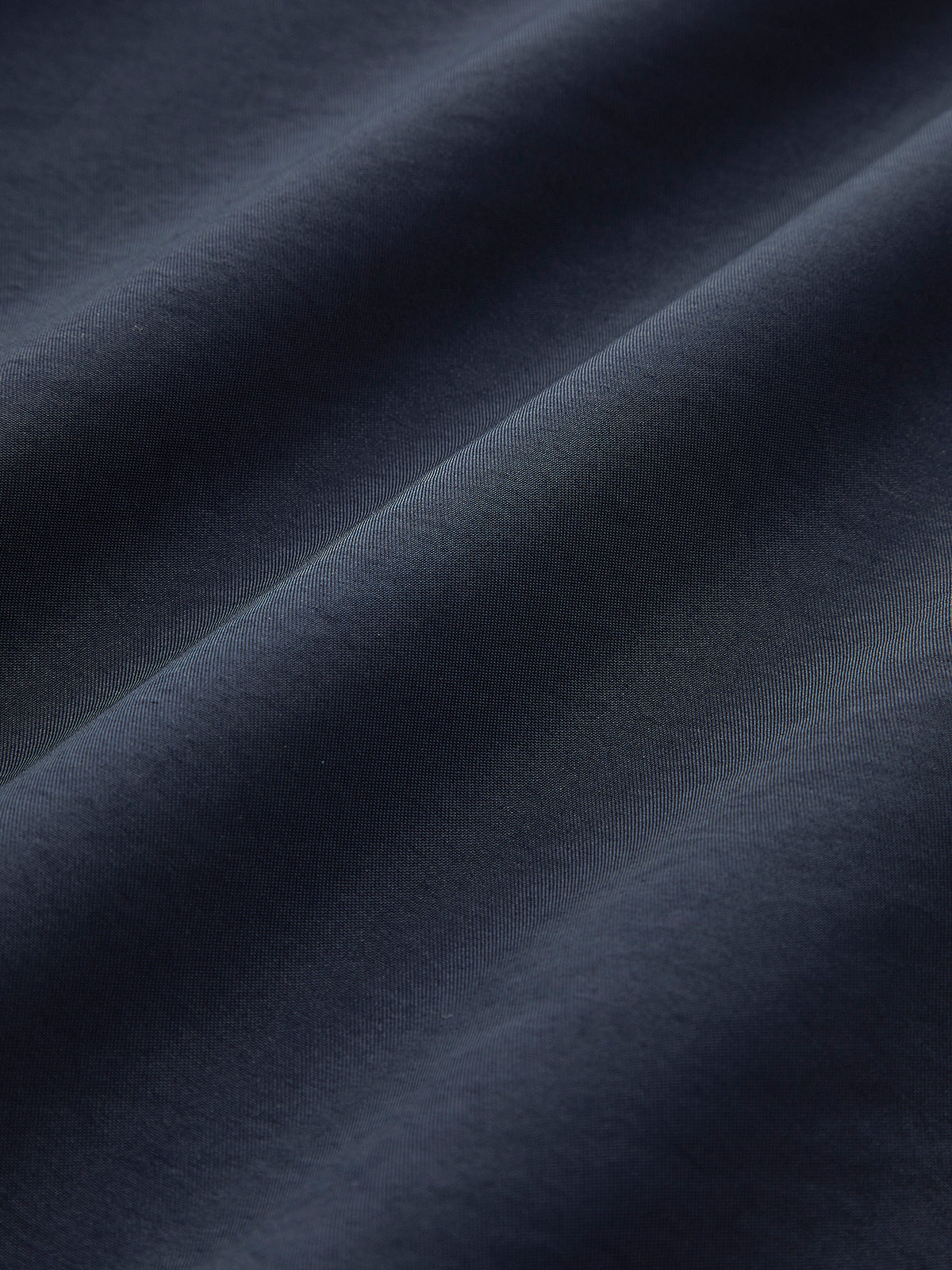 Lange Hose mit kontrastfarbenem Einfassband und Reißverschluss 