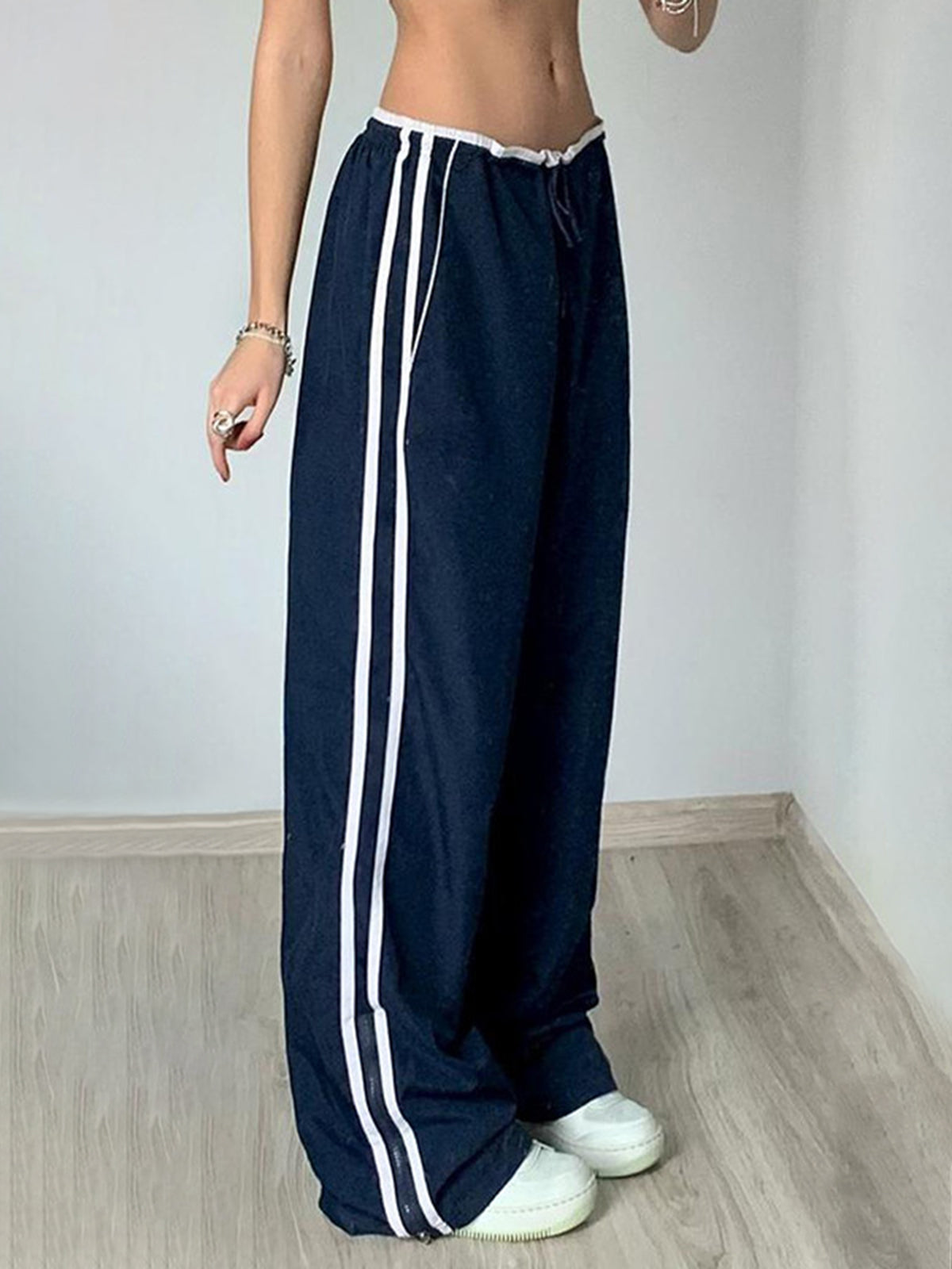 Lange Hose mit kontrastfarbenem Einfassband und Reißverschluss 