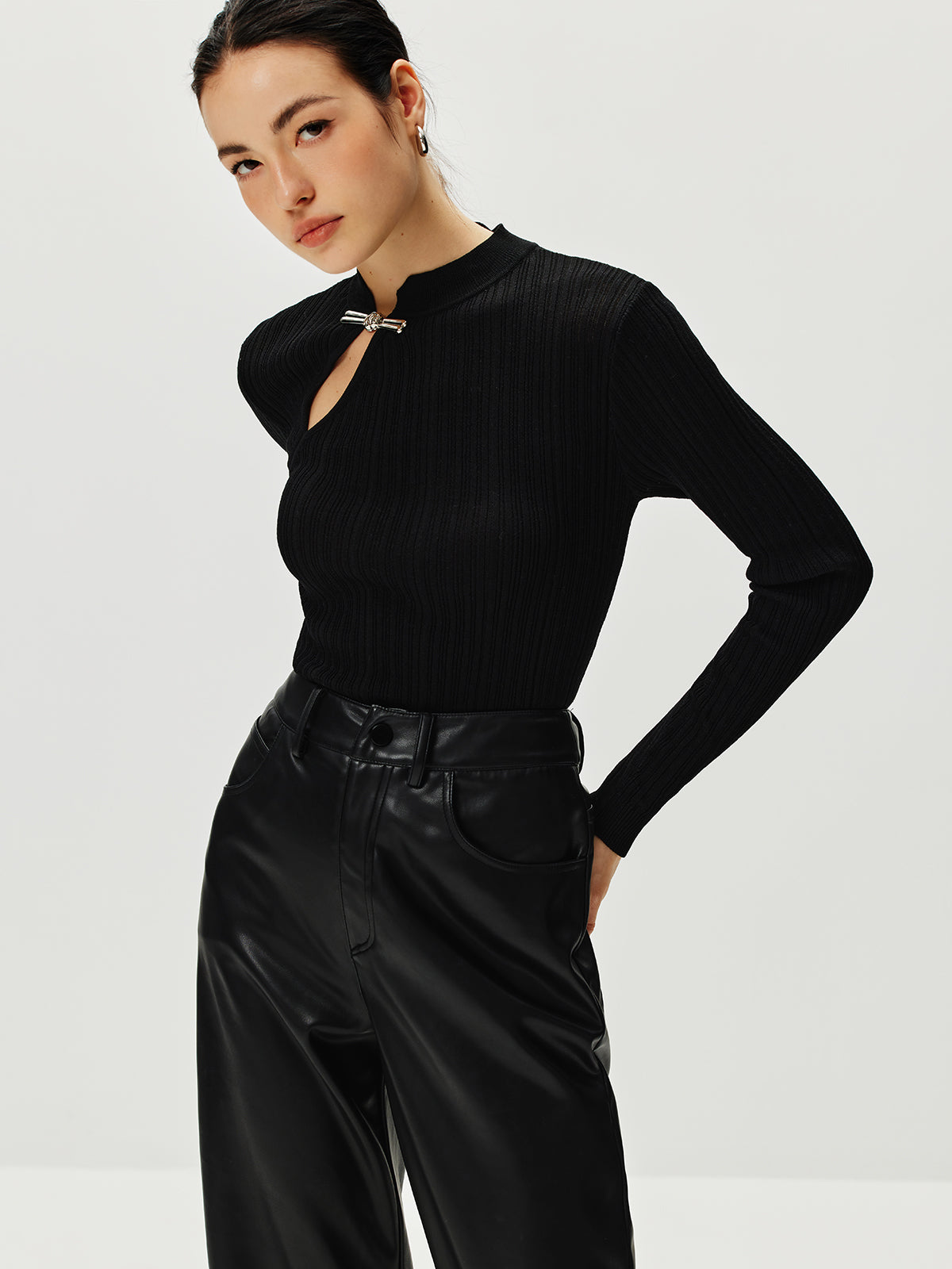 Pull côtelé à nœud métallique 