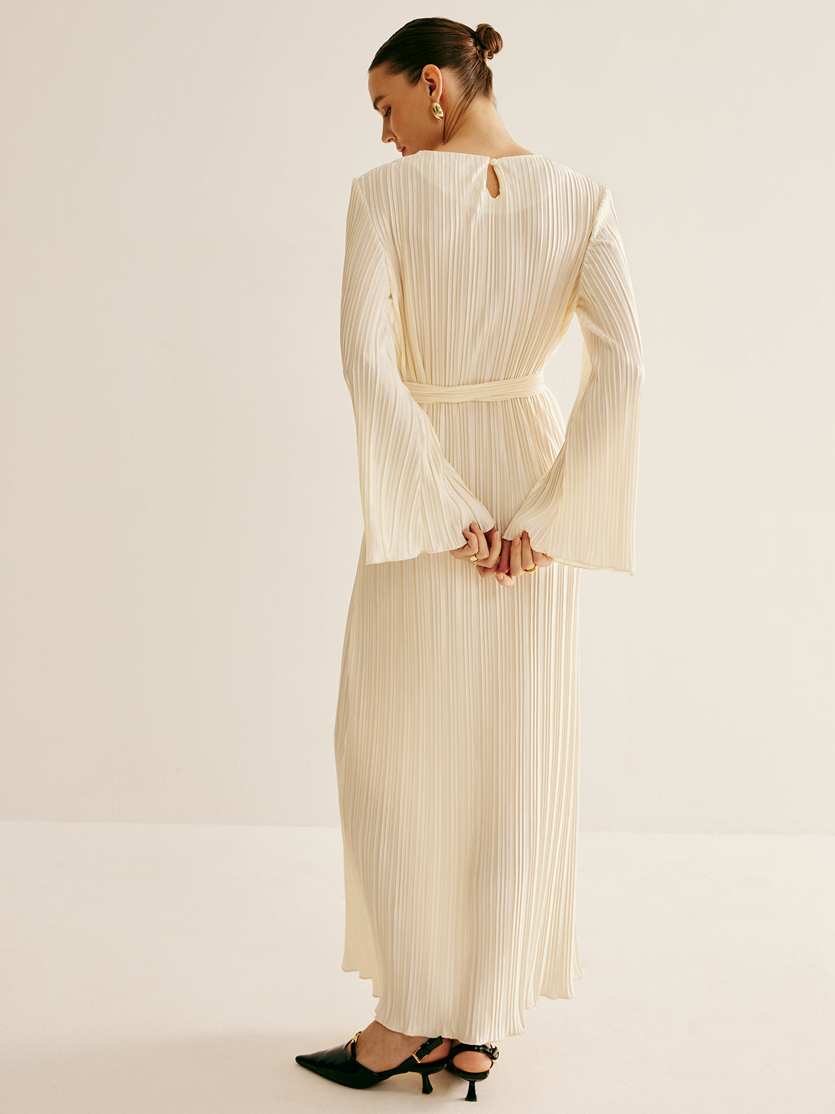 Robe minimaliste plissée à volants et ceinture 