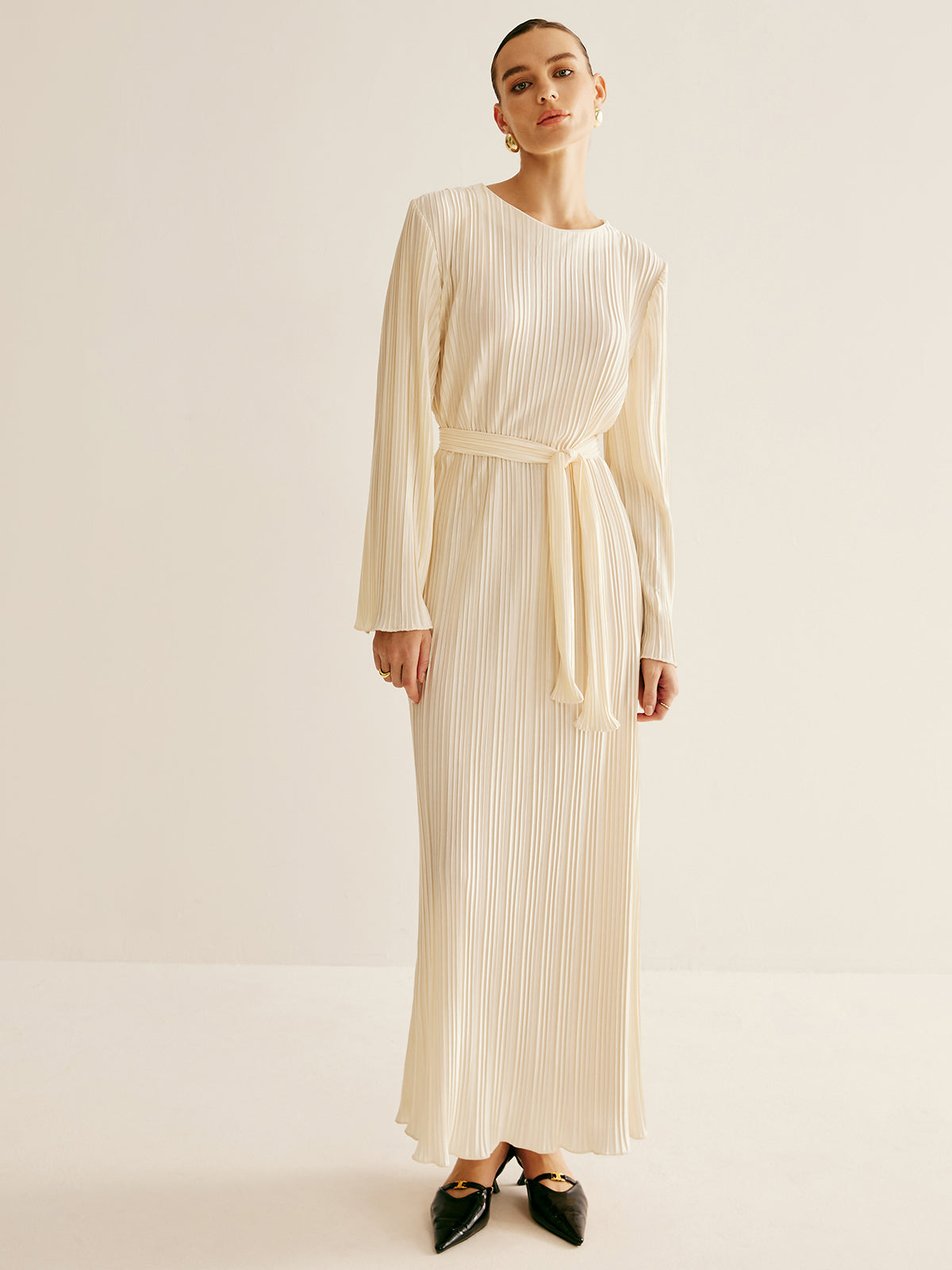 Robe minimaliste plissée à volants et ceinture 