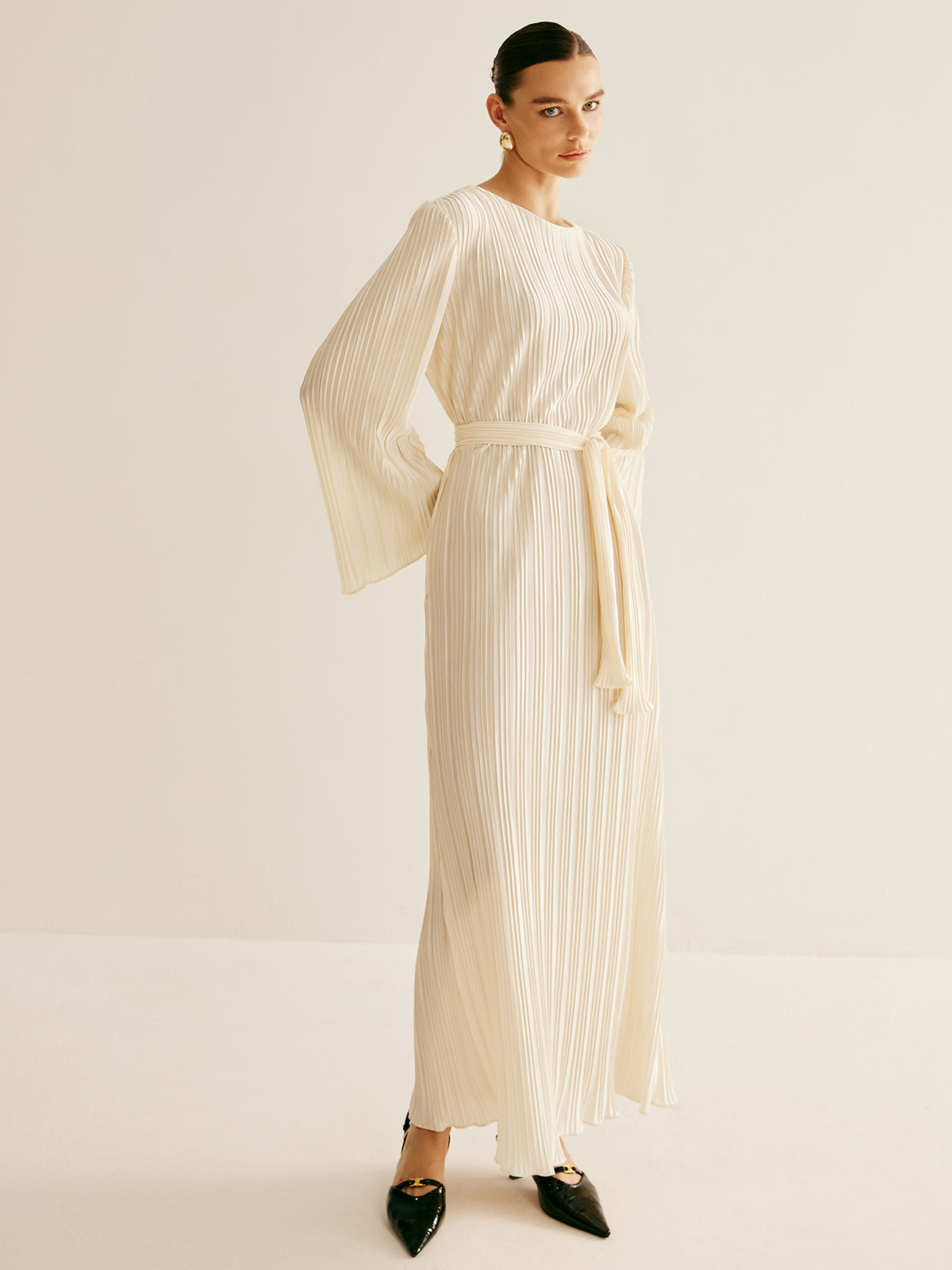 Robe minimaliste plissée à volants et ceinture 