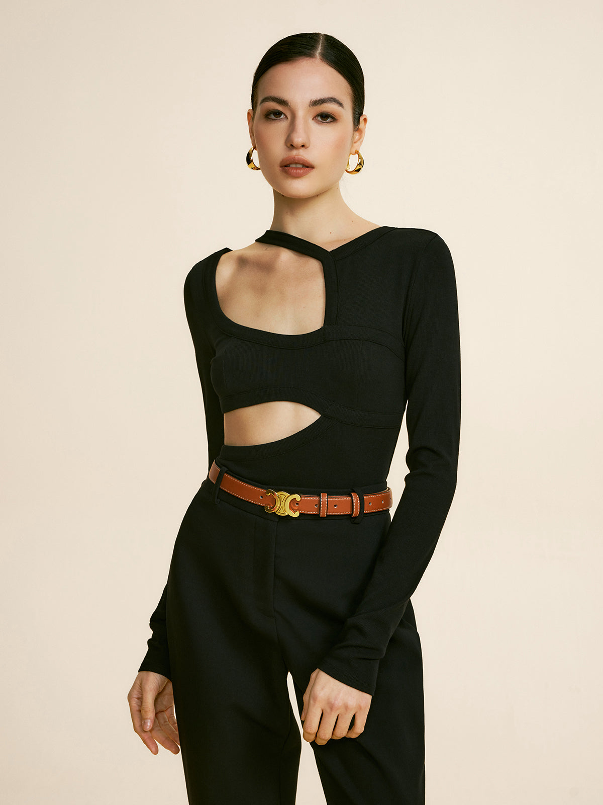 Einfarbiges T-Shirt mit Ausschnitt und Paspelierung 