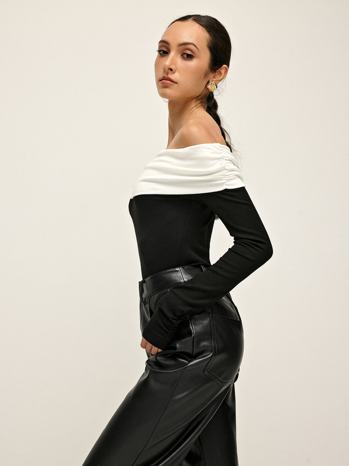 T-Shirt mit Cut-Out-Schultern, Patchwork-Optik und Falten 