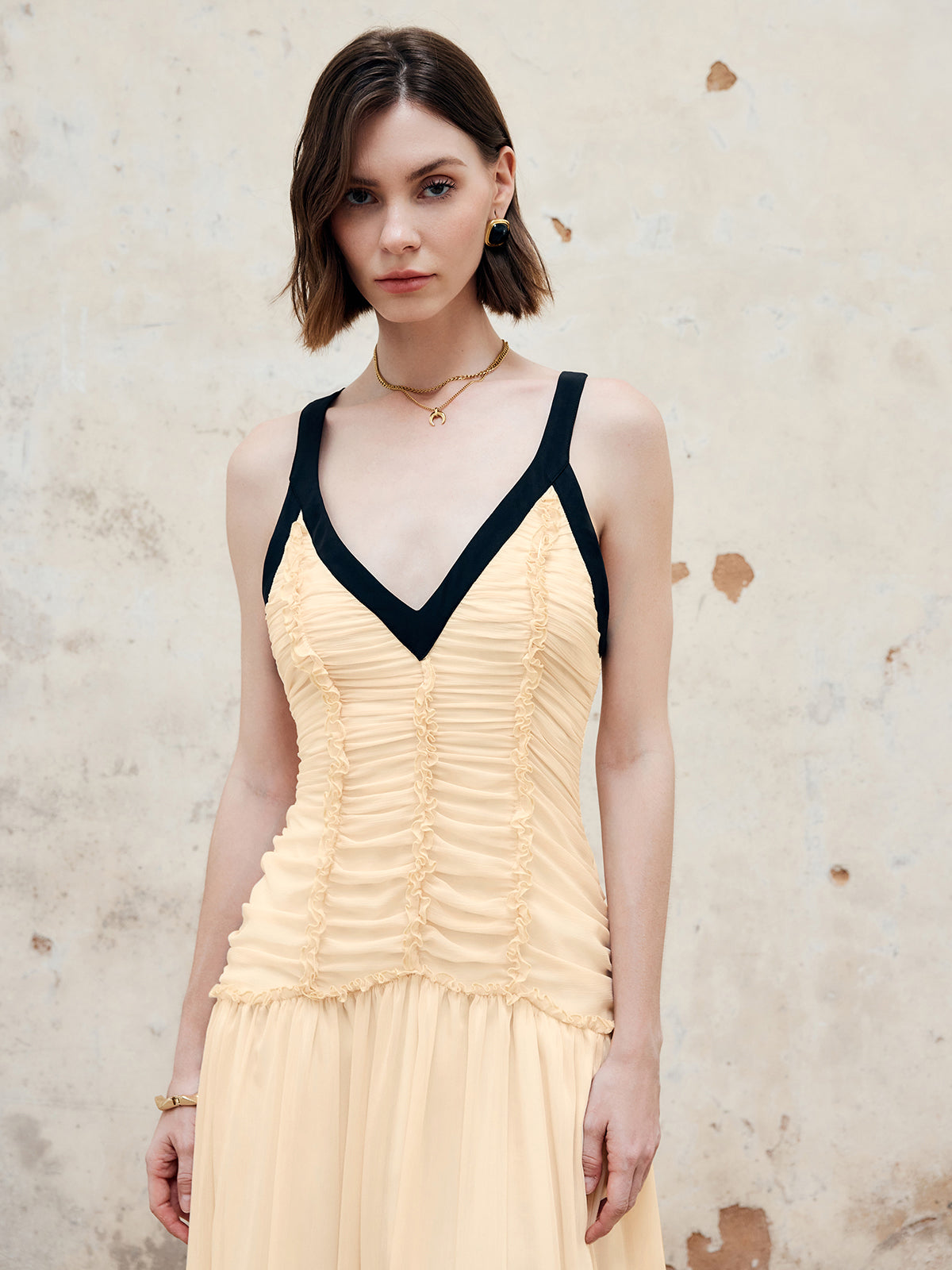 Robe longue plissée à bordure contrastée 