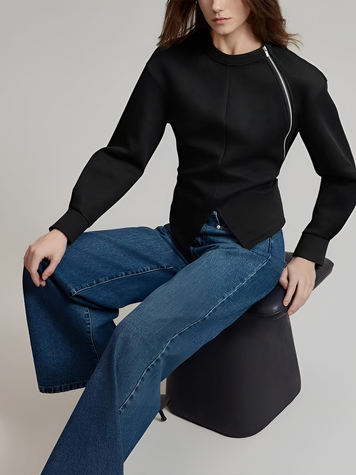 Schlichte Bluse mit Reißverschluss und Schlitz 