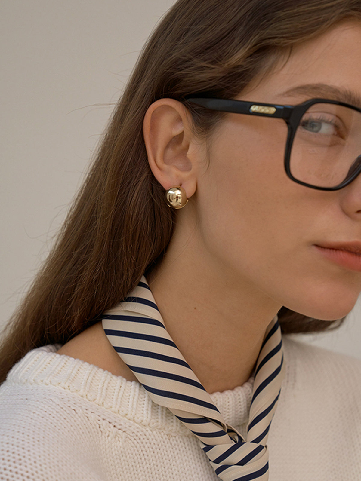 Boucles d'oreilles puces en forme de boule dorée 