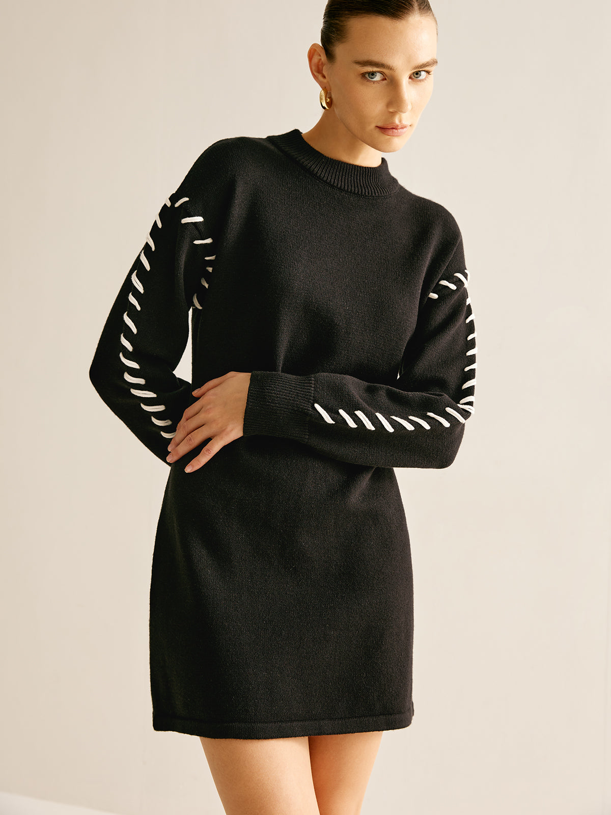 Kurzes Strickkleid mit Kontrastbesatz 