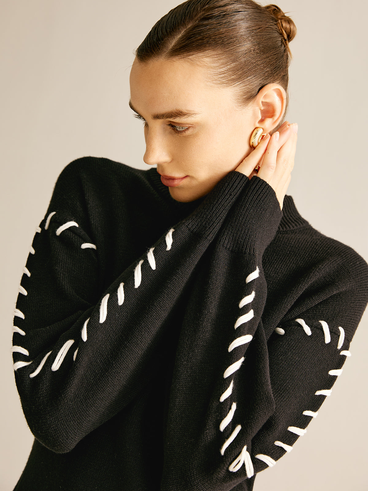 Kurzes Strickkleid mit Kontrastbesatz 