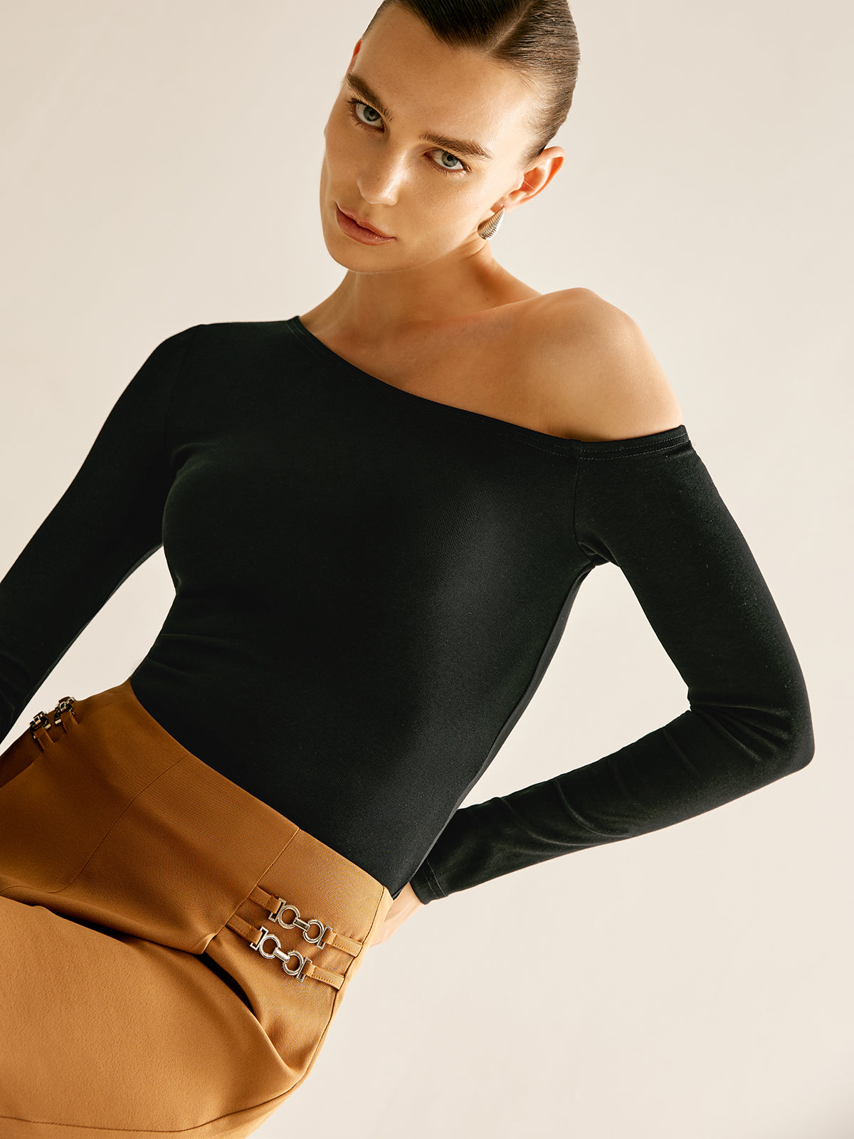 Asymmetrisches Jersey-T-Shirt mit kalten Schultern 