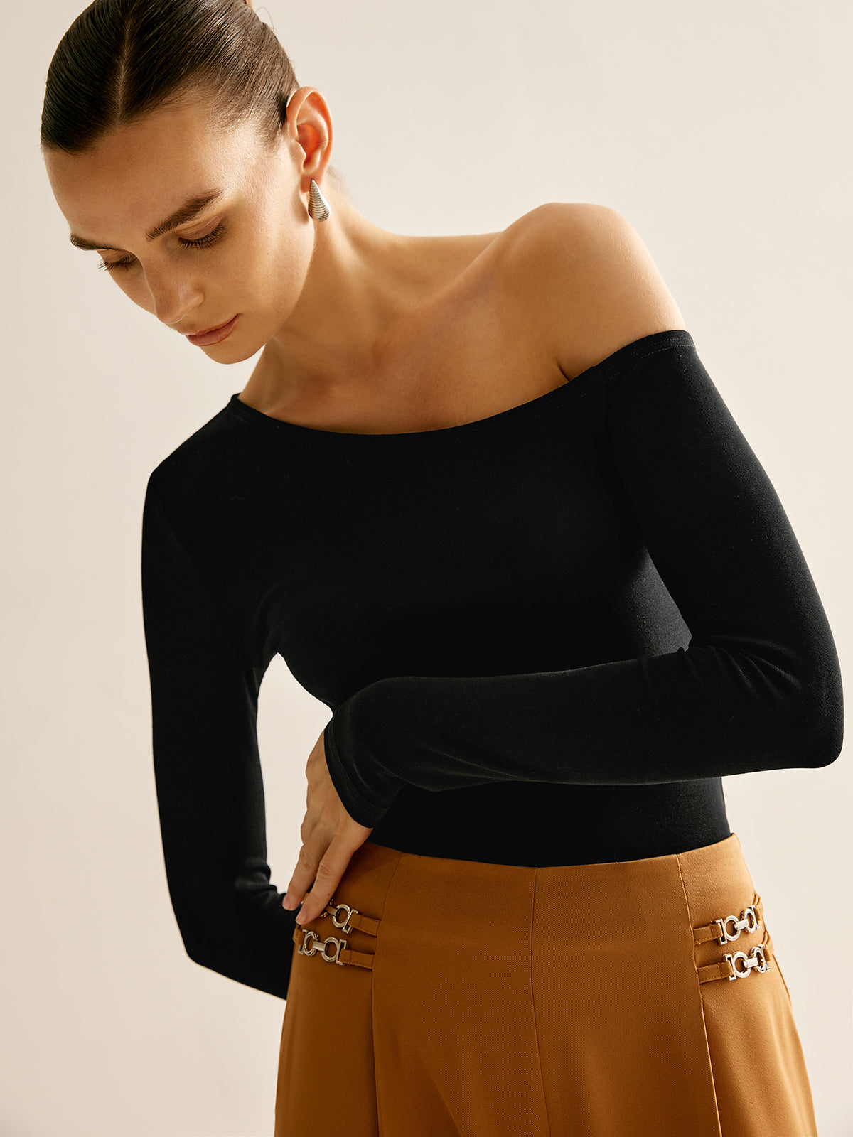 Asymmetrisches Jersey-T-Shirt mit kalten Schultern 