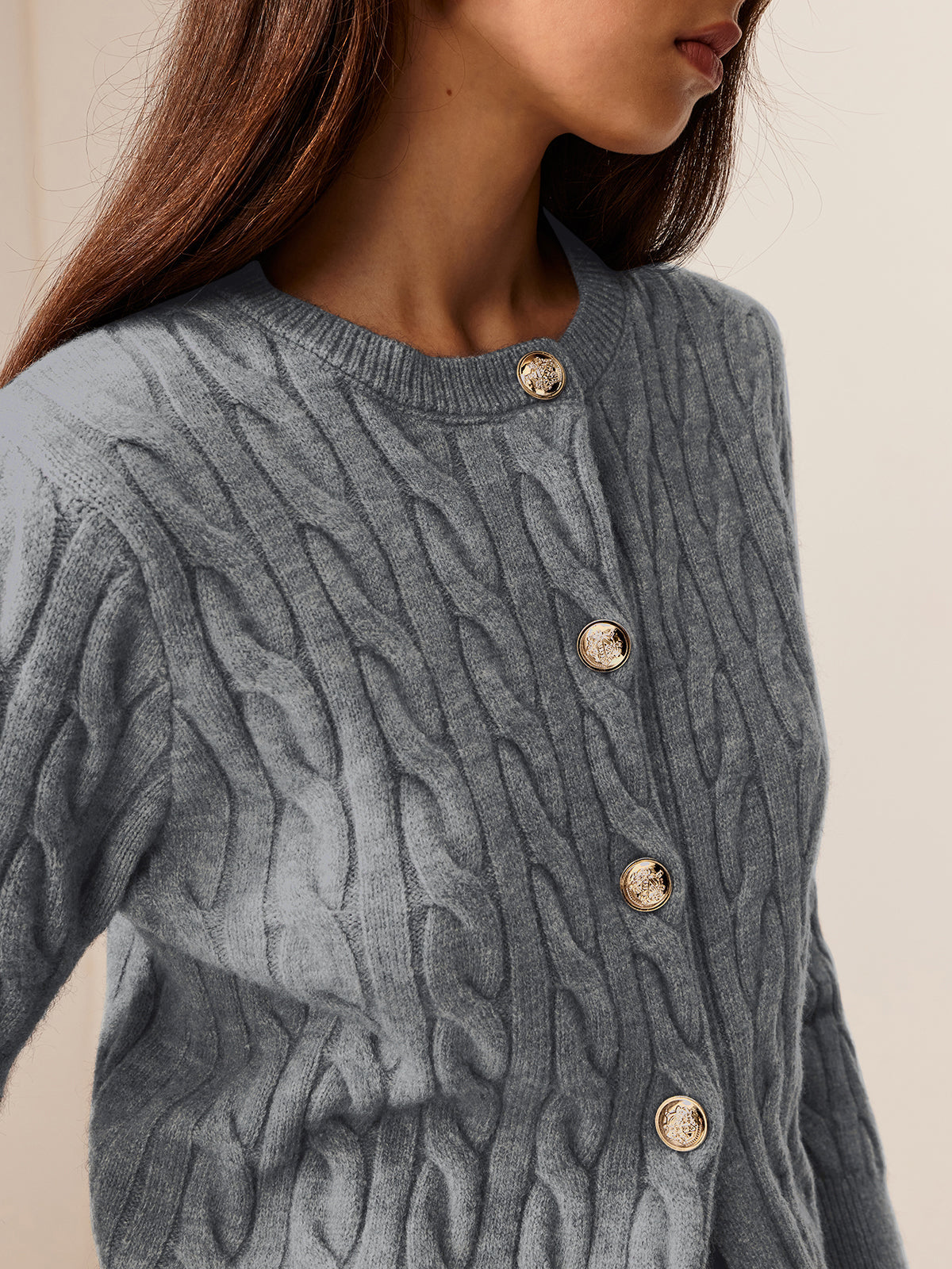 Gilet à col rond boutonné et torsadé 