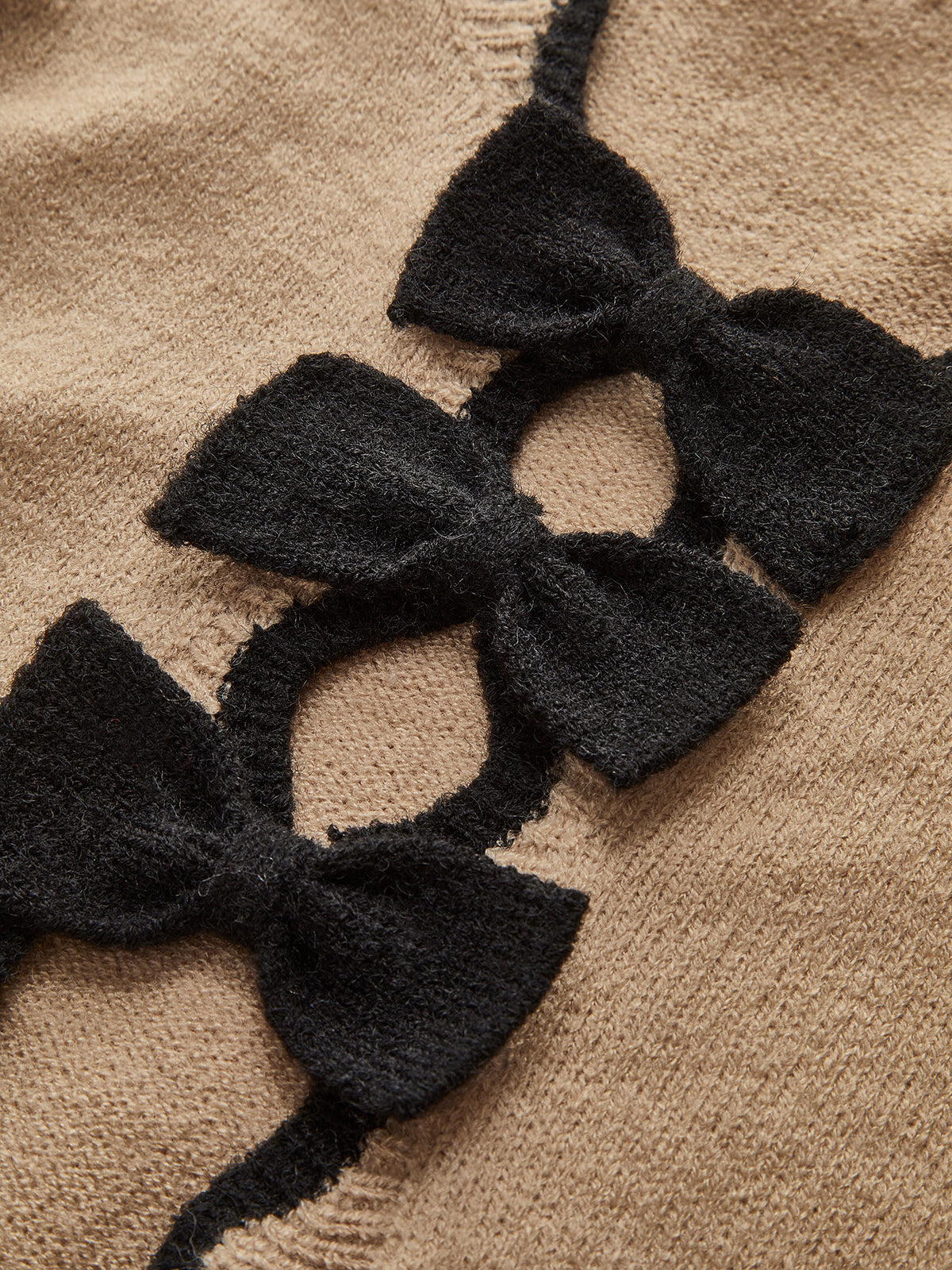 Pull à nœud et bordure ondulée contrastée 