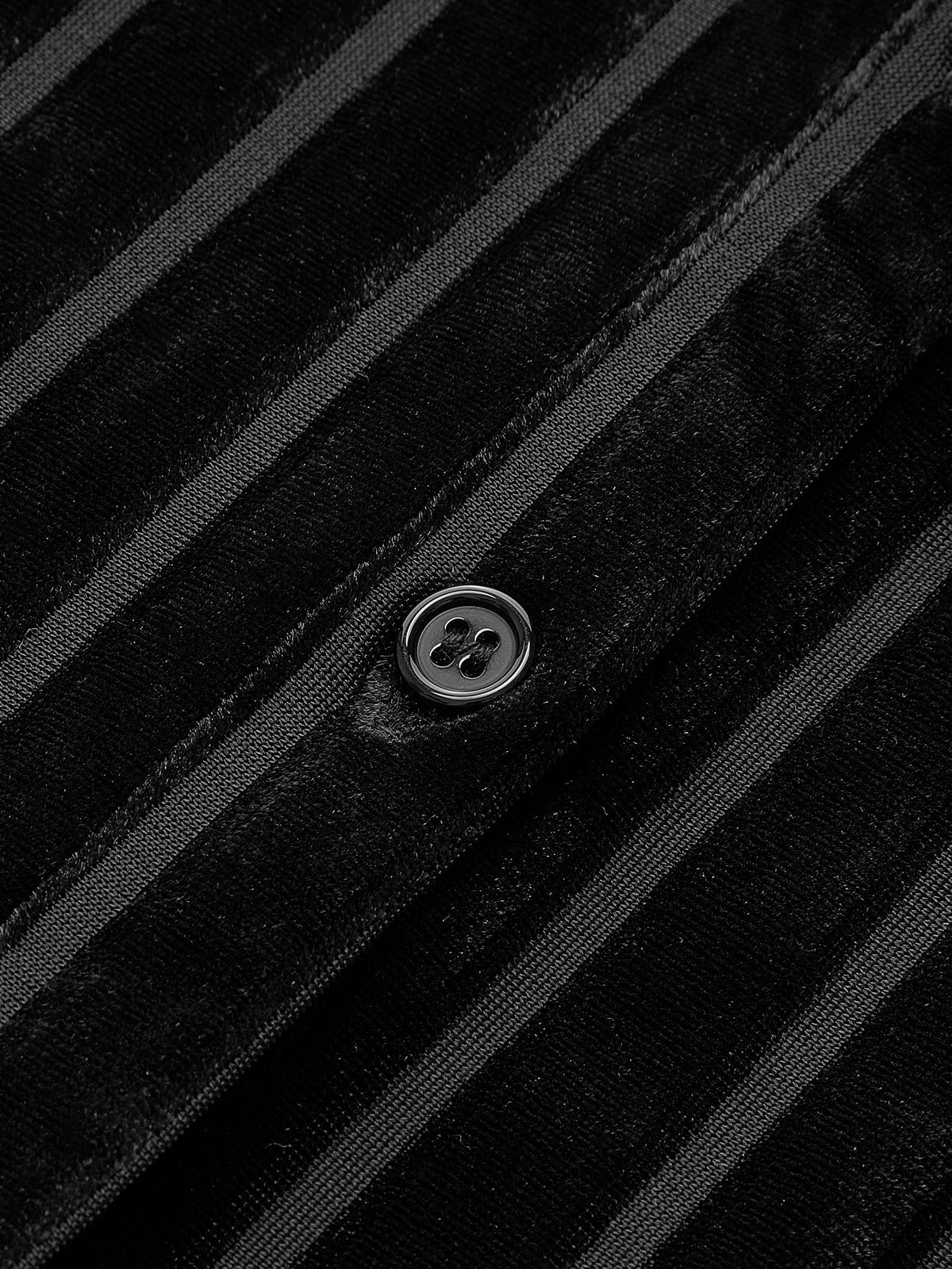 Halbtransparentes Polohemd mit Nadelstreifen und Knöpfen 
