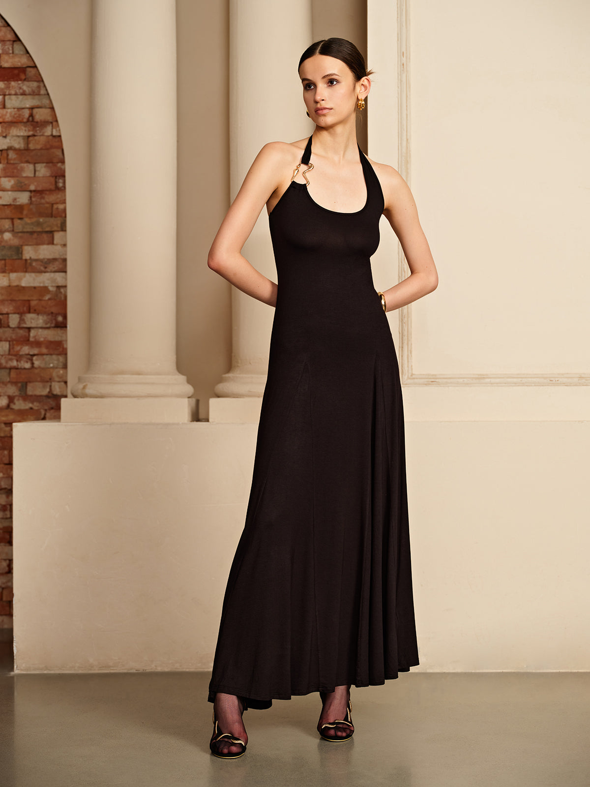 Fließendes Neckholderkleid mit unregelmäßigem Ring 