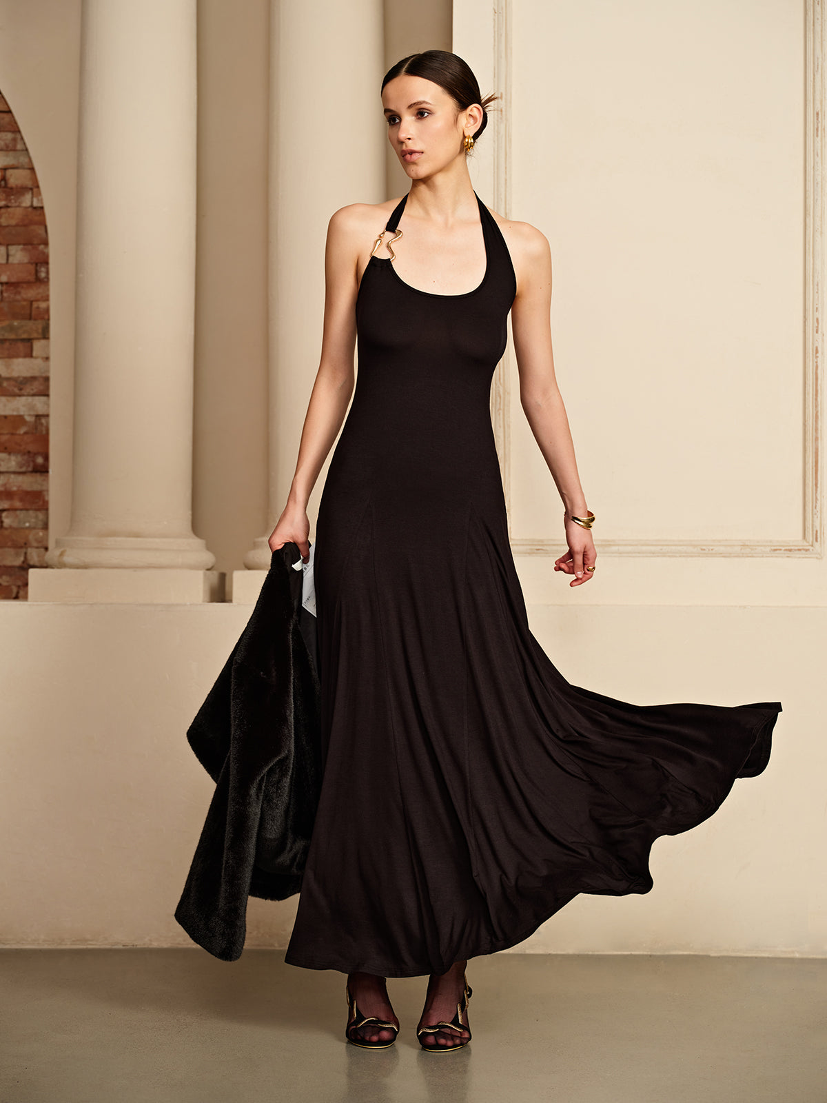 Fließendes Neckholderkleid mit unregelmäßigem Ring 