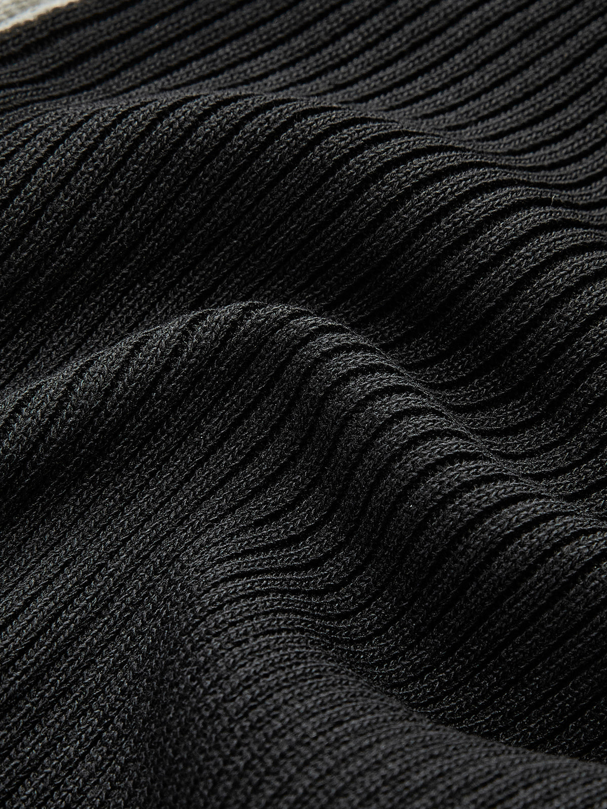 Strickoberteil mit kontrastfarbenem Besatz und doppeltem Reißverschluss 