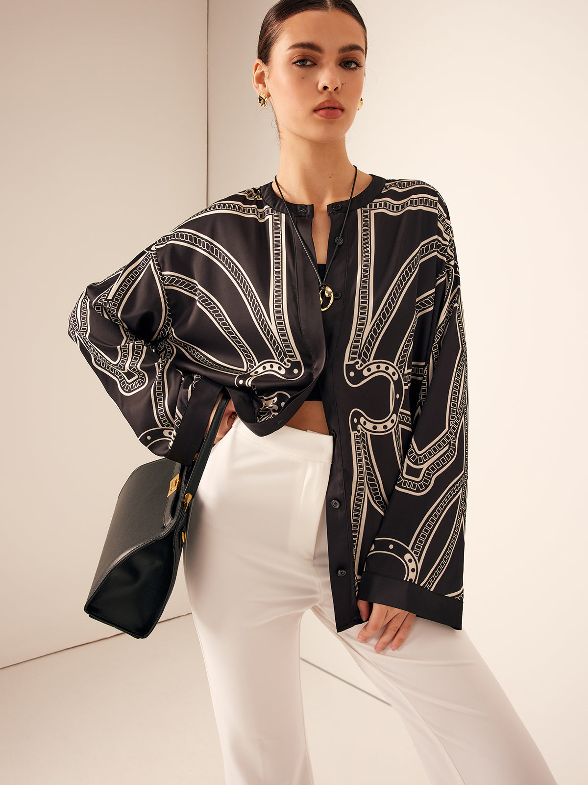 Chemise bohème en satin imprimé à boutonnage. 